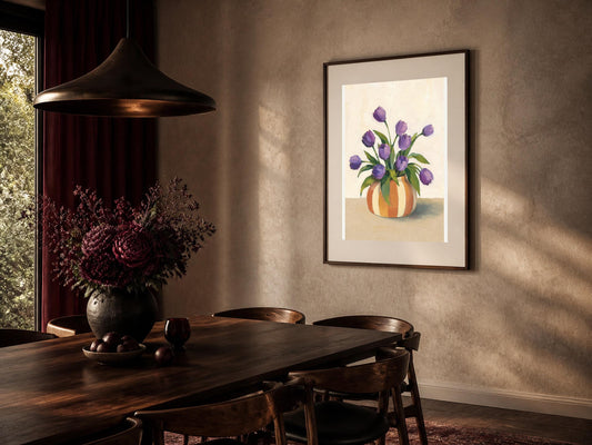 Tulipani Viola nel Vaso a Righe – Stampa digitale da parete