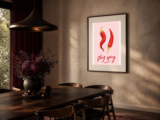 Poster digitale Stay Spicy con peperoncini rossi, arte pop da cucina