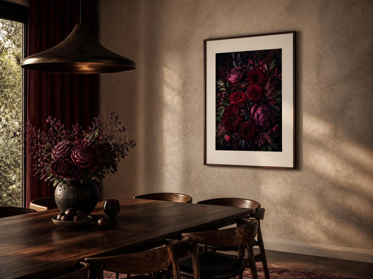 Quadro bouquet floreale scuro - Fioritura cremisi, stampa, tela o cornice