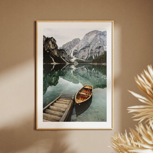 Quadro lago di montagna con barca