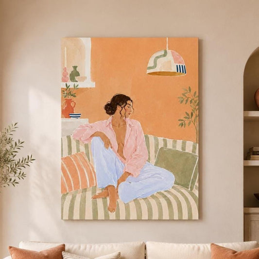 Quadro donna sul divano arancione e rosa: stampa artistica da parete
