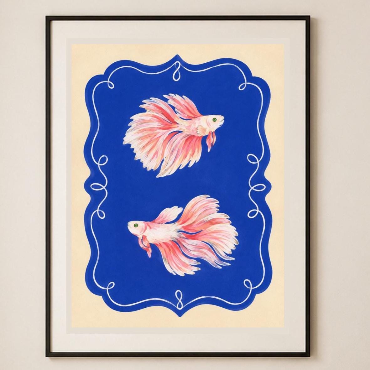 Pesce betta rosa su fondo blu cobalto, poster digitale da stampare – Danza Blu dei Pesci Betta