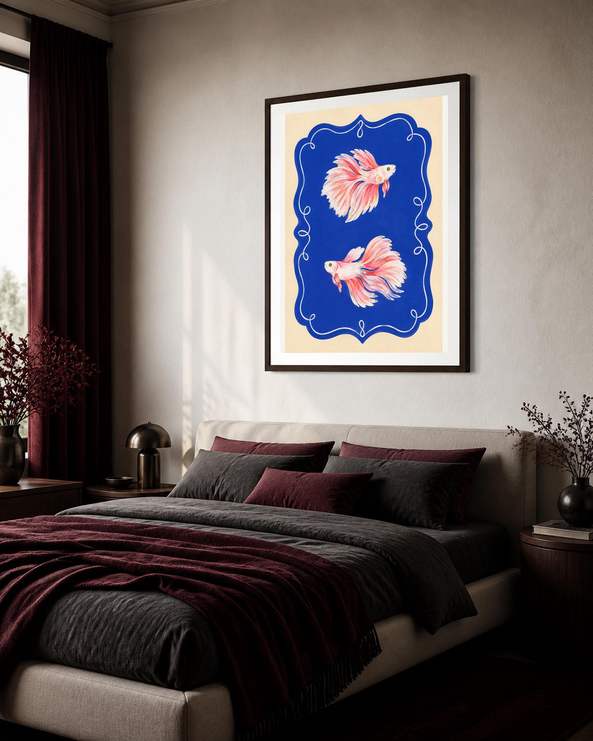 Pesce betta rosa su fondo blu cobalto, poster digitale da stampare – Danza Blu dei Pesci Betta