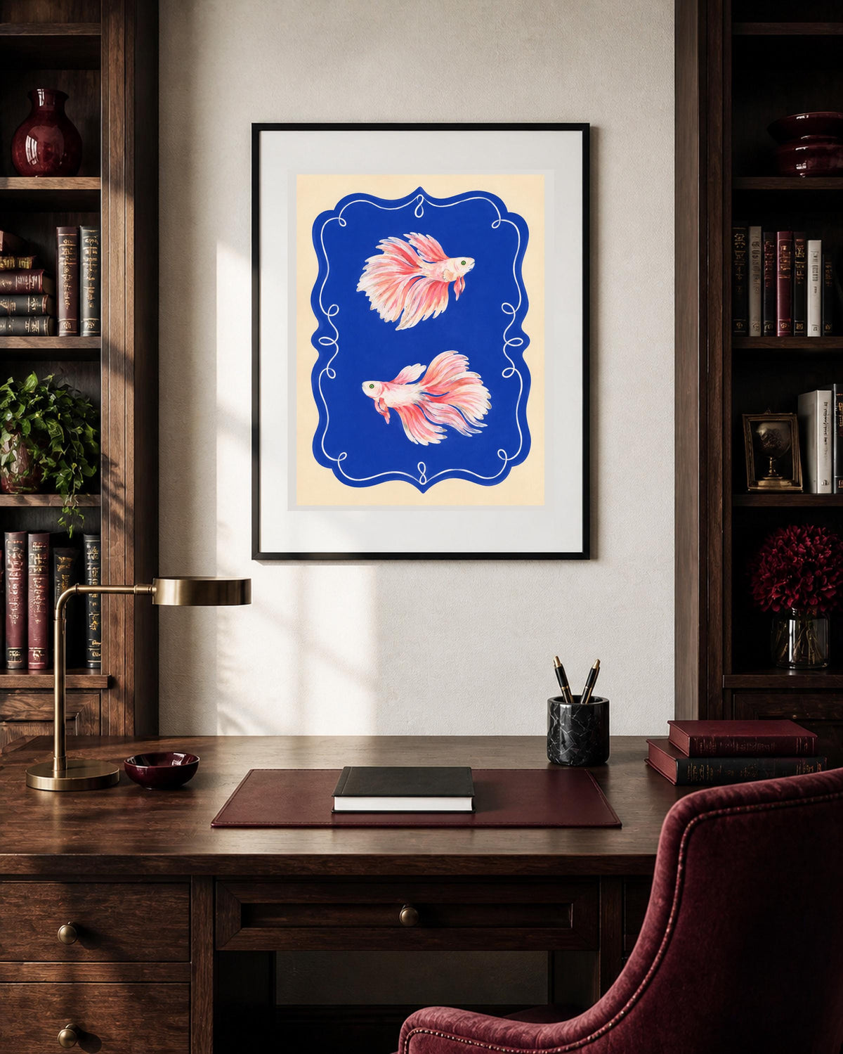 Pesce betta rosa su fondo blu cobalto, poster digitale da stampare – Danza Blu dei Pesci Betta