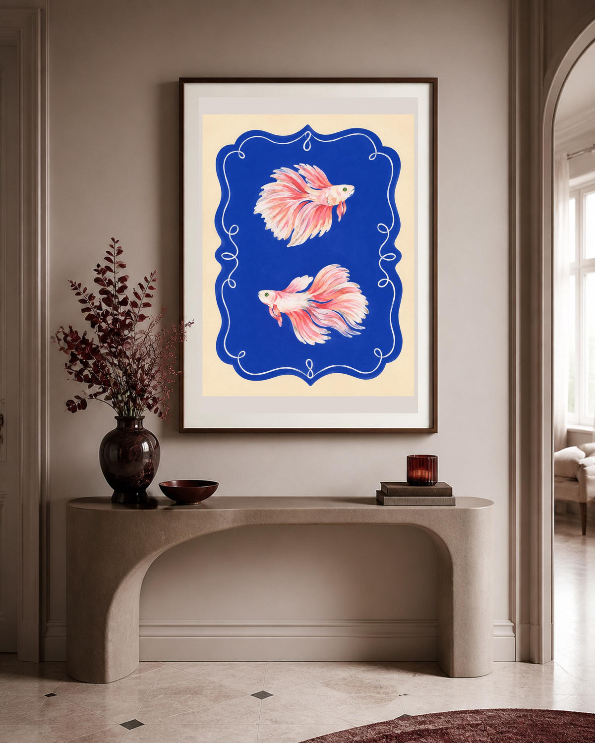 Pesce betta rosa su fondo blu cobalto, poster digitale da stampare – Danza Blu dei Pesci Betta