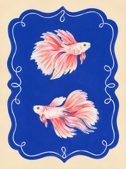 Pesce betta rosa su fondo blu cobalto, poster digitale da stampare – Danza Blu dei Pesci Betta