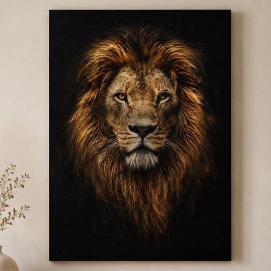 Poster digitale ritratto frontale di leone su fondo nero - Re della Savana, file da stampare