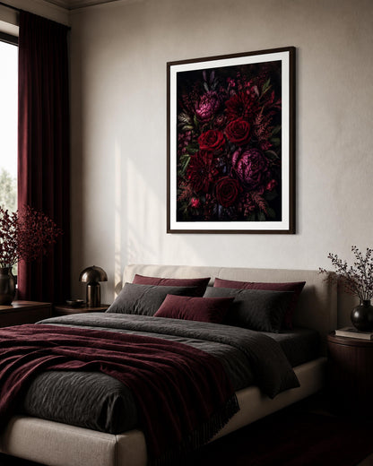 Quadro bouquet floreale scuro - Fioritura cremisi, stampa, tela o cornice