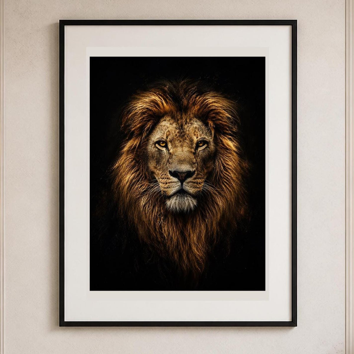 Quadro ritratto frontale di leone su fondo nero - Re della Savana, stampa, tela o cornice